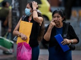 Un tercio de Venezuela amanece confinado para contener el coronavirus Cerca de 10 millones de venezolanos amanecieron este lunes confinados de manera obligatoria por orden del presidente Nicolás Maduro