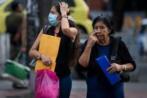 Cerca de 10 millones de venezolanos amanecieron este lunes confinados de manera obligatoria por orden del presidente Nicol&aacute;s Maduro