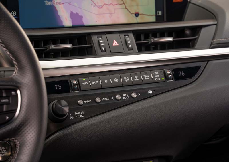 Lexus ES 300h.