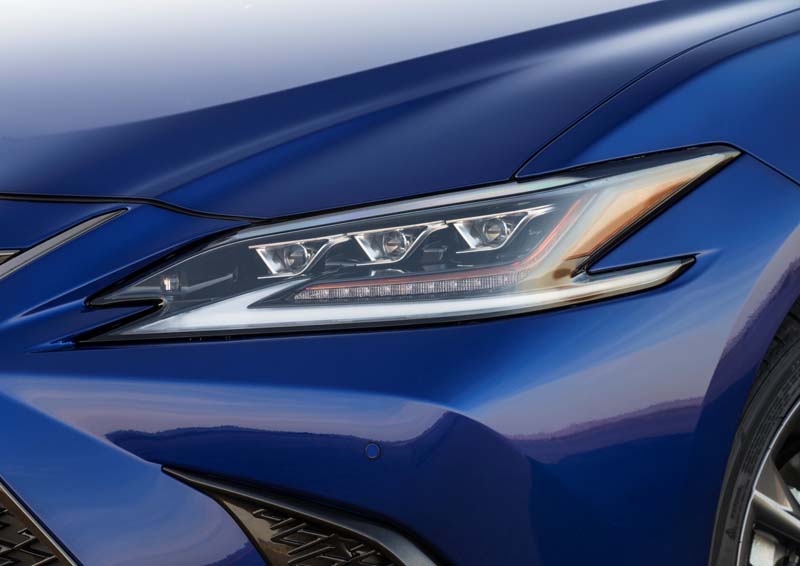 Lexus ES 300h.