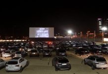 los autocines, las únicas pantallas grandes que funcionan estos días envueltas en la nostalgia y gracias al refugio de los coches.