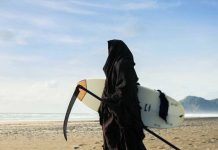 El abogado y activista Daniel Uhlfelder anunció que recorrerá a partir del próximo viernes playas de Florida vestido de la muerte al considerar que es "prematuro" abrirlas ese día