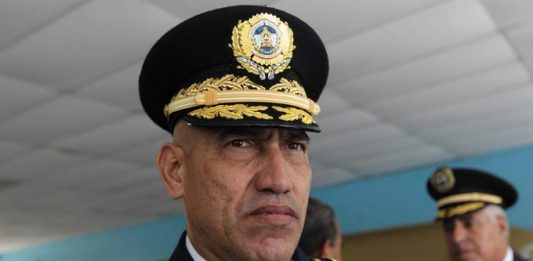 El acusado, según las autoridades, abusó de su cargo para violar la ley y "supervisó el envío de múltiples toneladas de cocaína hacia Estados Unidos".