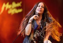 Alanis Morissette posa amamantando a su hijo para Health y revelá el porqué La cantautora canadiense Alanis Morissette aceptó posar amamantando a su tercer hijo en la portada de la revista Health porque está convencida de que ama a las mujeres