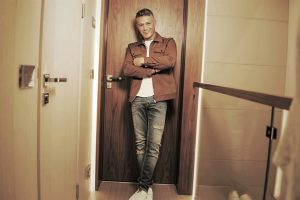 Como un mero "hilo conductor", Alejandro Sanz se ha propuesto ayudar a escribir "el mejor cuaderno de la cuarentena" gracias a un documental con testimonios an&oacute;nimos del encierro