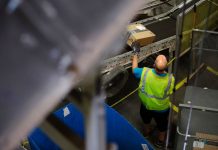 Durante los últimos días, Amazon ha sido objeto de críticas por parte tanto de trabajadores como de sindicatos y políticos que consideran que la empresa no está tomando las medidas necesarias.