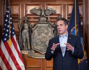 El gobernador de Nueva York, Andrew Cuomo, rechaz&oacute; el cierre de colegios p&uacute;blicos de la Gran Manzana durante el resto del curso escolar horas despu&eacute;s de que el alcalde de la ciudad, Bill de Blasio, anunciara esa medida p&uacute;blicamente