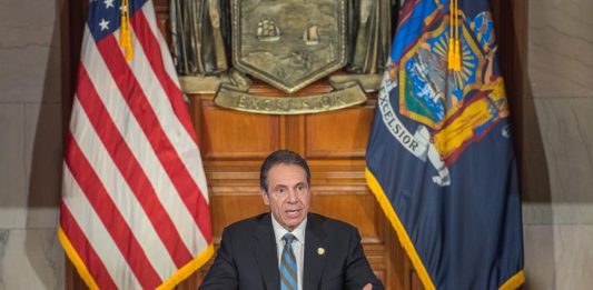 El estado de Nueva York mantendrá las medidas de contención de la pandemia del nuevo coronavirus hasta el próximo 15 de mayo, anunció este jueves el gobernador Andrew Cuomo