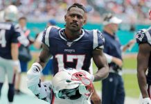Buccaneers descartan a Brown tras ser acusado de usar tarjeta falsa Covid-19 El estado de Florida impuso tres cargos formales contra el receptor abierto All-Pro, Antonio Brown, por una presunta agresión que se dio el pasado enero y que terminó en el arresto del exjugador estelar de la Liga Nacional de Fútbol Americano.