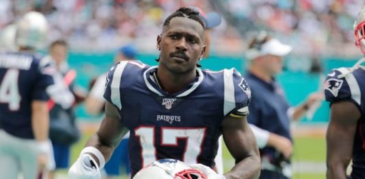 El estado de Florida impuso tres cargos formales contra el receptor abierto All-Pro, Antonio Brown, por una presunta agresión que se dio el pasado enero y que terminó en el arresto del exjugador estelar de la Liga Nacional de Fútbol Americano.