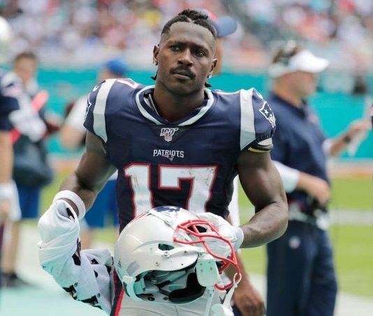 Buccaneers descartan a Brown tras ser acusado de usar tarjeta falsa Covid-19 El estado de Florida impuso tres cargos formales contra el receptor abierto All-Pro, Antonio Brown, por una presunta agresión que se dio el pasado enero y que terminó en el arresto del exjugador estelar de la Liga Nacional de Fútbol Americano.