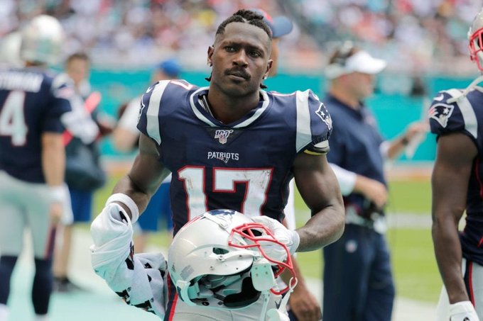 Antonio Brown El estado de Florida impuso tres cargos formales contra el receptor abierto All-Pro, Antonio Brown, por una presunta agresión que se dio el pasado enero y que terminó en el arresto del exjugador estelar de la Liga Nacional de Fútbol Americano.