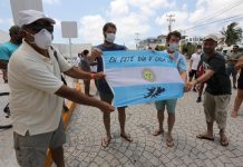 Argentinos varados en Miami acusan al Gobierno de Fernández de impasibilidad Más de un millar de argentinos, la mayoría turistas, pero también llegados por razones de salud o intercambios estudiantiles, están varados en Miami en medio de la pandemia