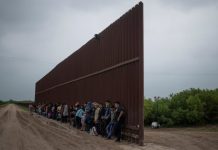 Aumentan procesamientos por dar albergue a inmigrantes indocumentados Las leyes federales prohíben la hospitalidad para los migrantes indocumentados y en el período fiscal 2019, los procesamientos por esos delitos sumaron la cifra sin precedentes de 5.700 casos.