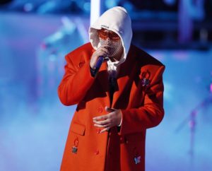 El trapero puertorriqueño Bad Bunny ha aprovechado el aislamiento de la pandemia del COVID-19 para continuar grabando temas