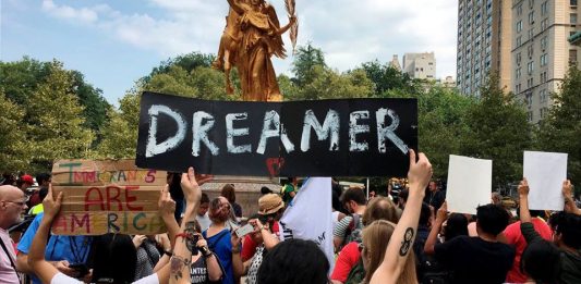 Los "soñadores" están pidiendo a los legisladores que les protejan creando un fondo que les permita tener dinero para pagar los 495 dólares que cuesta renovar su permiso de DACA.