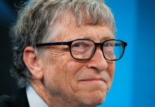 La Fundación Bill y Melinda Gates, que preside junto a sus esposa, es el segundo mayor donante de fondos a la OMS, con una aportación de en torno al 10 % del presupuesto.