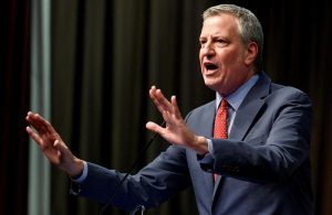 Bill de Blasio, inform&oacute; este domingo que la ciudad est&aacute; distribuyendo a 1.400 voluntarios profesionales de la salud de diversas partes del pa&iacute;s para apoyar a m&aacute;s de 40 hospitales y ancianatos, en su batalla contra el coronavirus.