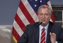 Bill de Blasio: El virus no es igualador, se alía con la desigualdad El alcalde sostuvo que en Nueva York y EE.UU., la COVID-19 ha impactado "desproporcionadamente a la gente que no ha tenido acceso a la sanidad y durante sus vidas no pudieron tratar sus condiciones médicas porque no tenían dinero para hacerlo".