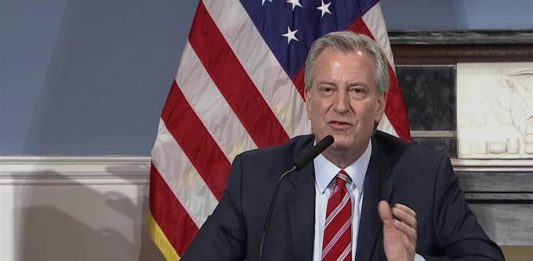 El alcalde sostuvo que en Nueva York y EE.UU., la COVID-19 ha impactado "desproporcionadamente a la gente que no ha tenido acceso a la sanidad y durante sus vidas no pudieron tratar sus condiciones médicas porque no tenían dinero para hacerlo".