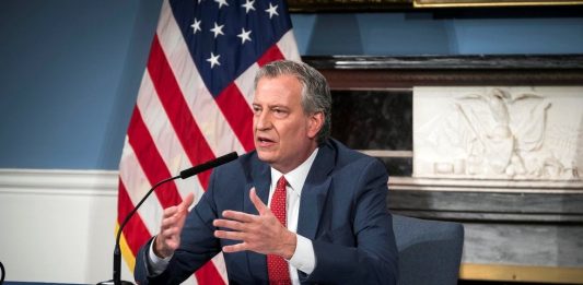 De Blasio perfiló los "primeros pasos hacia el reinicio" económico de la Gran Manzana a principios de mayo y la "visión de una recuperación justa" en los "próximos 20 meses" de su Administración