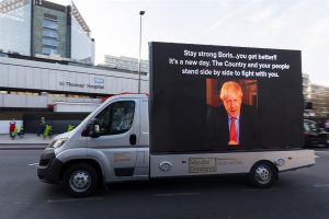 El primer ministro brit&aacute;nico, Boris Johnson, que permanece en la unidad de cuidados intensivos en un hospital de Londres, "responde al tratamiento" de COVID-19 
