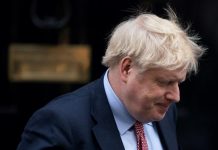 El presidente Donald Trump ofreció este lunes ayuda al Reino Unido para el tratamiento de su primer ministro, Boris Johnson, hospitalizado en cuidados intensivos debido al COVID-19.