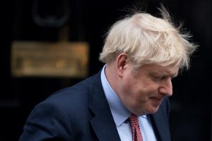 El presidente Donald Trump ofreció este lunes ayuda al Reino Unido para el tratamiento de su primer ministro, Boris Johnson, hospitalizado en cuidados intensivos debido al COVID-19.