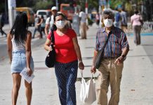 La comunidad hispana ha sido una de las más vulnerables a la COVID-19 en Estados Unidos por su "alta incidencia" de enfermedades pulmonares, y se presenta además como un blanco de estafadores que buscan apropiarse de las ayudas federales