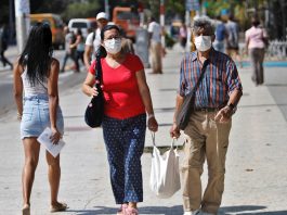 La comunidad hispana ha sido una de las más vulnerables a la COVID-19 en Estados Unidos por su "alta incidencia" de enfermedades pulmonares, y se presenta además como un blanco de estafadores que buscan apropiarse de las ayudas federales
