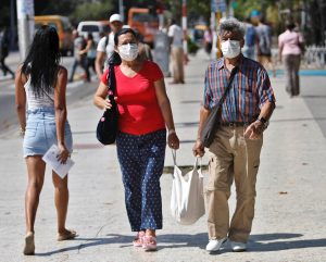 La comunidad hispana ha sido una de las m&aacute;s vulnerables a la COVID-19 en Estados Unidos por su "alta incidencia" de enfermedades pulmonares, y se presenta adem&aacute;s como un blanco de estafadores que buscan apropiarse de las ayudas federales
