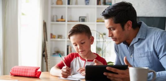 la brecha entre estudiantes hispanos y no hispanos con el mismo nivel de ingresos es tan alta como 20 puntos porcentuales.