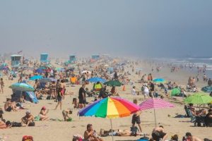 El gobernador de California, Gavin Newsom, ordenará próximamente el cierre de las playas del estado que estuvieron abarrotadas durante el pasado fin de semana