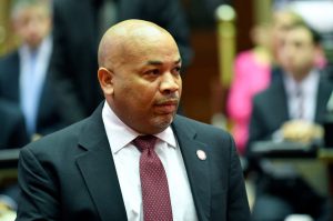 Un grupo de asambleístas demócratas de Nueva York, encabezados por su presidente Carl Heastie, enviaron una carta a la delegación del estado en el Congreso en la que piden su apoyo para obtener ayuda ilimitada para el Gobierno estatal