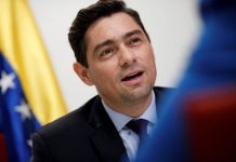 Carlos Vecchio, el enviado ante EE.UU. del líder opositor Juan Guaidó, denunció este jueves que el Gobierno de Nicolás Maduro ha negado el acceso al espacio aéreo de Venezuela