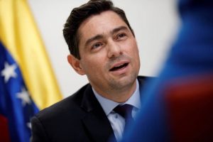 Carlos Vecchio, el enviado ante EE.UU. del líder opositor Juan Guaidó, denunció este jueves que el Gobierno de Nicolás Maduro ha negado el acceso al espacio aéreo de Venezuela