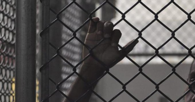 Casi 650 prisioneros han dado positivo de COVID-19 en una cárcel en Michigan Hasta ahora más de 1.170 reos han dado positivo en las pruebas de coronavirus en el estado de Michigan, de los que treinta han fallecido.