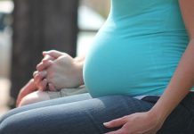 Casi medio millón de mujeres sin seguro médico durante y después del embarazo Para los investigadores, una solución parcial a esta falta de cobertura pasaría por ampliar el acceso al seguro de salud a través del programa Medicaid.