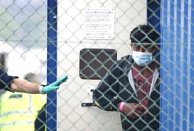 Seg&uacute;n las &uacute;ltimas cifras de ICE, hay confirmaci&oacute;n de al menos 425 casos de coronavirus entre los detenidos, lo que supone el 60 % de los 705 a los que se les hizo la prueba.