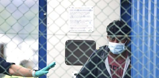 Según las últimas cifras de ICE, hay confirmación de al menos 425 casos de coronavirus entre los detenidos, lo que supone el 60 % de los 705 a los que se les hizo la prueba.