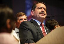 Dos congresistas demócratas, Donna Shalala y Jesús "Chuy" García, escribieron una carta al presidente Donald Trump respaldada por otros 62 legisladores pidiéndole que se divulguen materiales informativos sobre el COVID-19 y las ayudas previstas por la emergencia en español y otras lenguas.