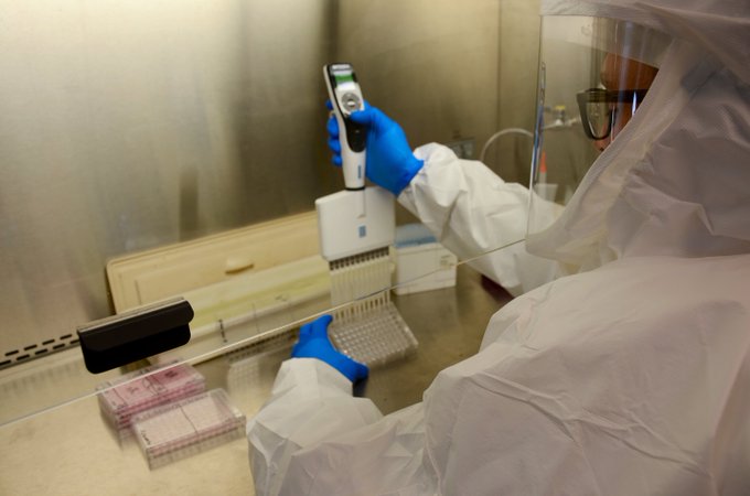 El acad&eacute;mico recomend&oacute; que mientras se desarrolla una vacuna o se tenga listo alg&uacute;n medicamento para tratar la enfermedad, lo m&aacute;s importante es mantenerse sano en casa.