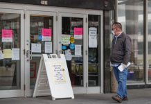 Con funcionarios electorales con máscaras faciales y votantes manteniendo la distancia unos de otros, comenzaron en Wisconsin las elecciones primarias.