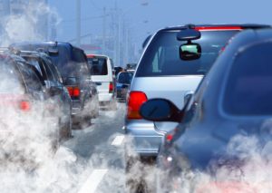 La contaminación ambiental y el sistema de transporte de las grandes urbes aumentan los riesgos de contraer infecciones respiratorias como el coronavirus