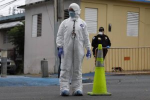 El informe del Departamento de Salud de Puerto Rico difundido este s&aacute;bado refleja siete muertes y 31 casos positivos adicionales a COVID-19 en la isla, elevando a m&aacute;s de 1.300 el n&uacute;mero de casos.