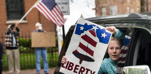 Nuevas manifestaciones, principalmente convocadas por seguidores del presidente Donald Trump desafiaron este sábado las medidas de confinamiento por el coronavirus