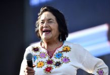 Cumple 90 años Dolores Huerta, la latina que hizo realidad el "Sí se puede" Dolores Huerta cumple 90 años de vida, la mayor parte de ellos dedicados a luchar por los derechos civiles.