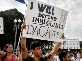 "Desafortunadamente, Trump usa a los inmigrantes como chivo expiatorio. Es algo despreciable", agregó Schumer.
