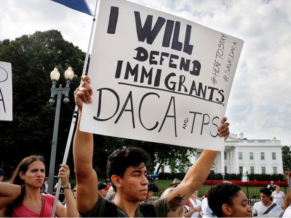 "Desafortunadamente, Trump usa a los inmigrantes como chivo expiatorio. Es algo despreciable", agreg&oacute; Schumer. 