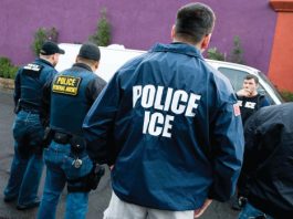 Defensores de los derechos de los inmigrantes demandaron este jueves al Servicio de Inmigración y Control de Aduanas, por suplantar a agentes de las dependencias policiales en sus operativos